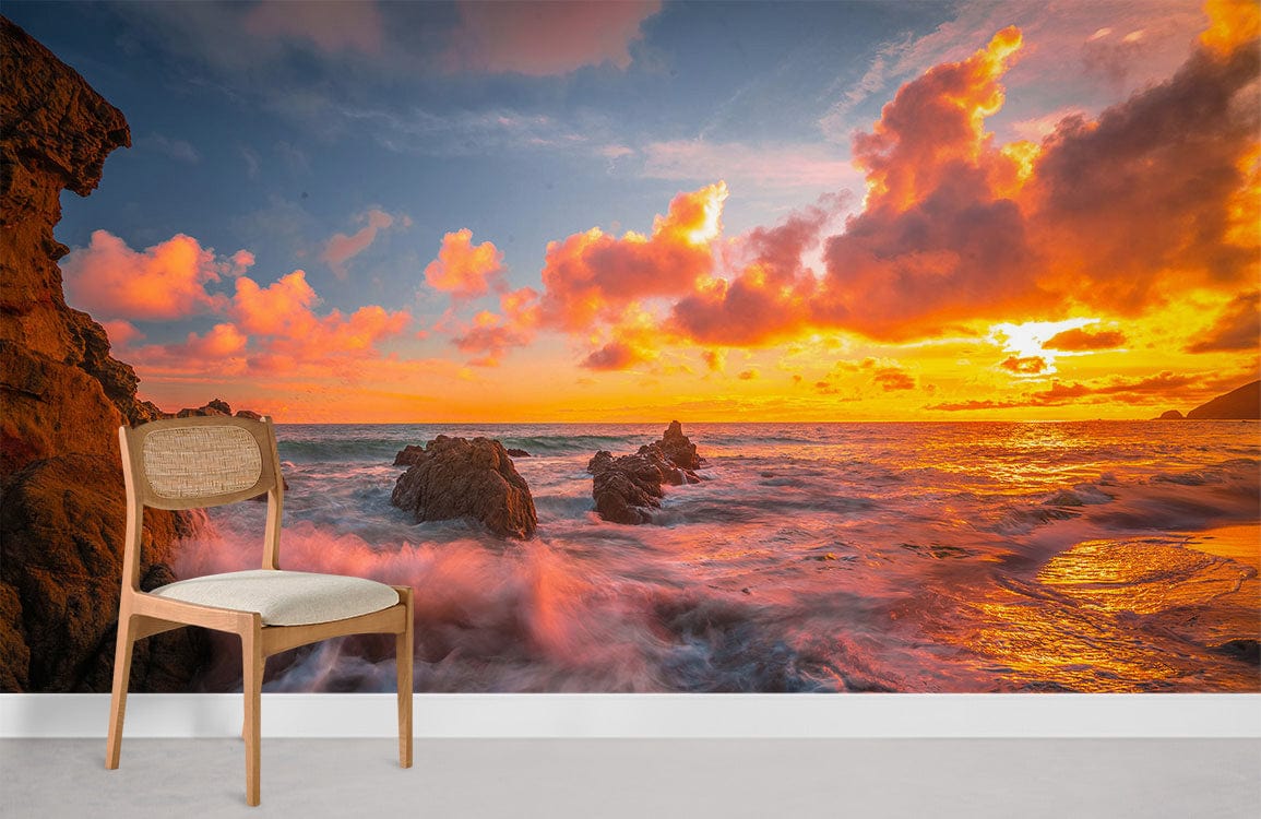 Belle lueur au coucher du soleil et mer ouverte dans les peintures murales orange pour la maison