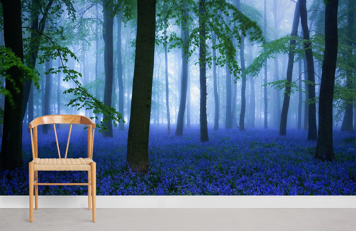 forêt brumeuse avec des fleurs bleues sur le sol peintures murales pour la maison