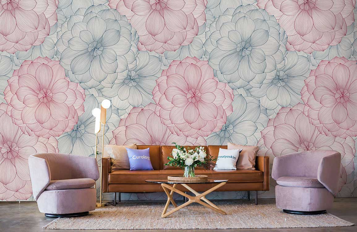 Papier peint rose et bleu à motifs floraux pour le salon.
