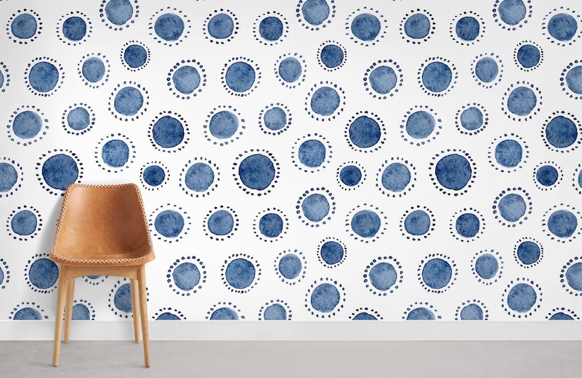 Chaise de papier peint mural indigo à pois
